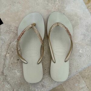 Havaianas Women's Glitter Flip Flops - Gold